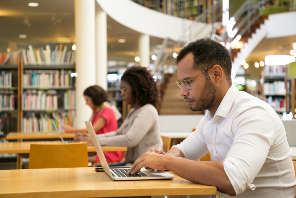 Étudiant avec un laptop dans un amphi